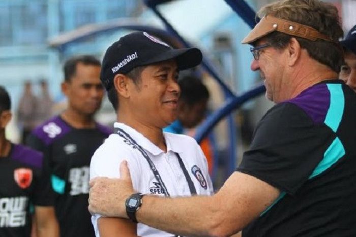 Patih Arema FC, Joko Susilo berbincang dengan pelatih PSM Makasar, Robert Rene Albert dalam lanjutan Liga 1 di Stadion Kanjuruhan Kepanjen, Kabupaten Malang, Minggu (13/5/2018). Arema FC ditahan tim tamu PSM Makasar dengan skor 1-1. 