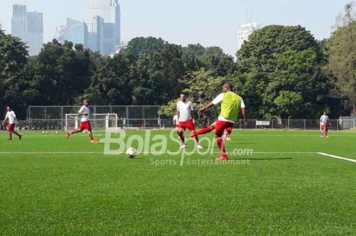 Persipura Jayapura melakukan sesi latihan jelang melawan Persib Bandung di Lapangan ABC, Senayan, Jakarta Pusat, Selasa (8/5/2018),