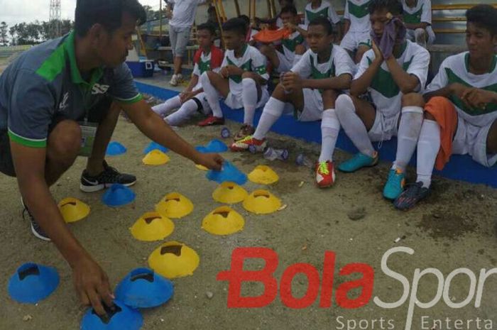 Mantan pemain tim nasional Indonesia, Saktiawan Sinaga, saat memimpin sebuah sesi latihan.