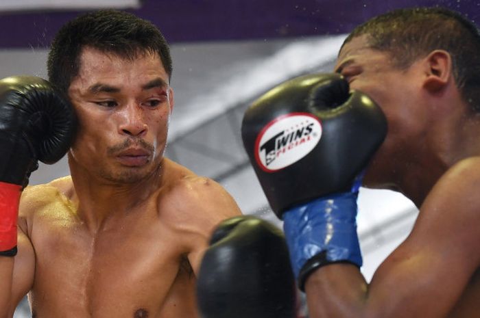 Petinju Thailand, Wanheng Menayothin (kiri), mendaratkan pukulan ke penantangnya asal Panama, Leroy Estrada, untuk memenangi pertarungan ke-50, 2 Mei 2018 di Nakhon Ratchasima. 