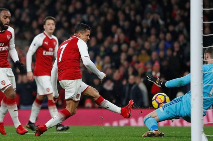 Kiper Manchester United, David De Gea (kanan), menepis tendangan pemain Arsenal, Alexis Sanchez (tengah), dalam laga Liga Inggris di Stadion Emirates, London, pada 2 Desember 2017.