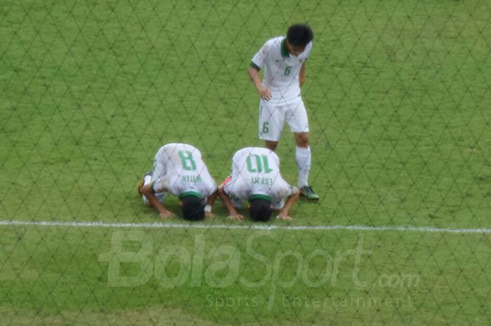 Para pemain timnas U-19 Indonesia merayakan gol ke gawang Myanmar pada laga perebutan peringkat III Piala AFF U18 di Thuwunna Stadium, Yangon, Myanmar, Minggu (17/9/2017).