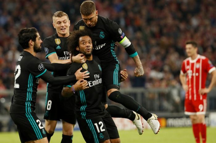 Bek sayap Real Madrid, Marcelo, melakukan selebrasi setelah mencetak gol ke gawang Bayern Muenchen pada laga leg pertama semifinal Liga Champions di Allianz Arena, Rabu (25/4/2018) waktu setempat.