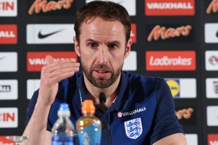 Pelatih Inggris, Gareth Southgate, berbicara dalam jumpa pers menjelang duel uji coba lawan Jerman di Stadion Signal Iduna Park, Dortmund, 22 Maret 2017.