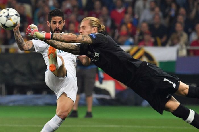 Kiper Liverpool FC, Loris Karius (kanan), berebut bola dengan gelandang Real Madrid, Isco Alarcon, dalam laga final Liga Champions di Stadion NSC Olimpiyskiy, Kiev, Ukraina pada 26 Mei 2018.