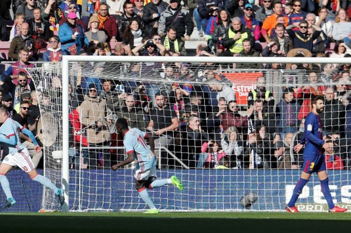 Striker Iago Aspas mencetak gol untuk Celta Vigo ke gawang Barcelona pada partai Liga Spanyol di Stadion Camp Nou, Sabtu (2/12/2017).