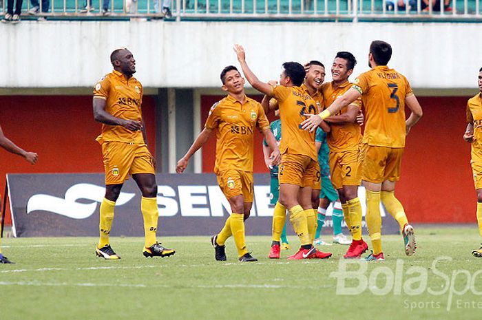  Pemain Bhayangkara FC merayakan gol saat melawan PSS Sleman pada uji coba di Stadion Maguwoharjo, Rabu (28/2/2017) sore.  