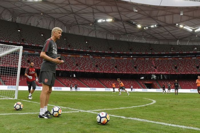 Arsene Wenger menyatakan keikutsertaan Manchester United di Liga Champions tidak layak.