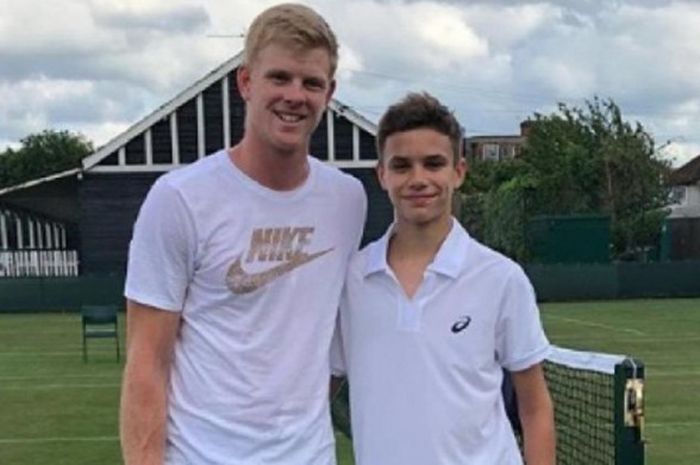 Petenis tunggal putra Britania Raya, Kyle Edmund, berfoto bersama Romeo Beckham setelah melakoni sesi latihan ringan di Queen's Club, London, Inggris.