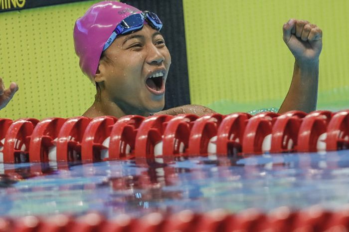 Perenang disabilitas putri Indonesia, Syuci Indriani, melakukan selebrasi setelah memastikan diri meraih medali emas Asian Para Games 2018.