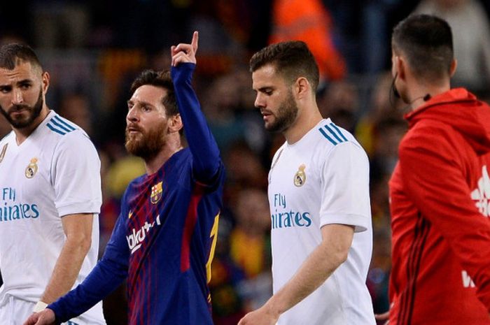    Ekspresi megabintang FC Barcelona, Lionel Messi (kedua dari kiri), saat meninggalkan lapangan seusai laga Liga Spanyol kontra Real Madrid di Stadion Camp Nou, Barcelona pada 6 Mei 2018.   