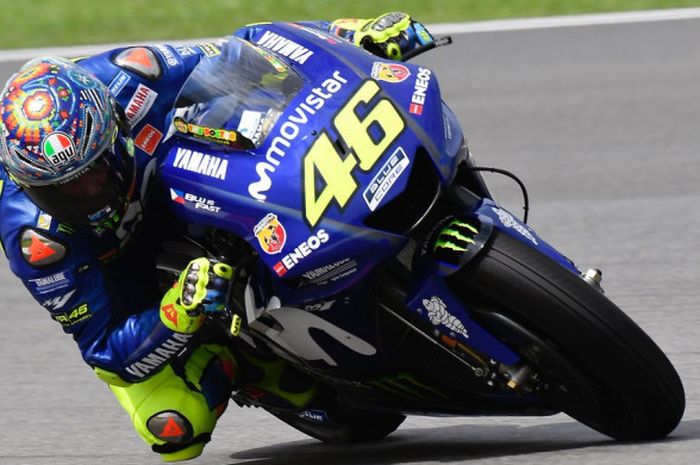 Pebalap tim Movistar Yamaha, Valentino Rossi, menjalani tes pramusim MotoGP di Sirkuit Sepang, Selangor, Malaysia (28/1/2018).