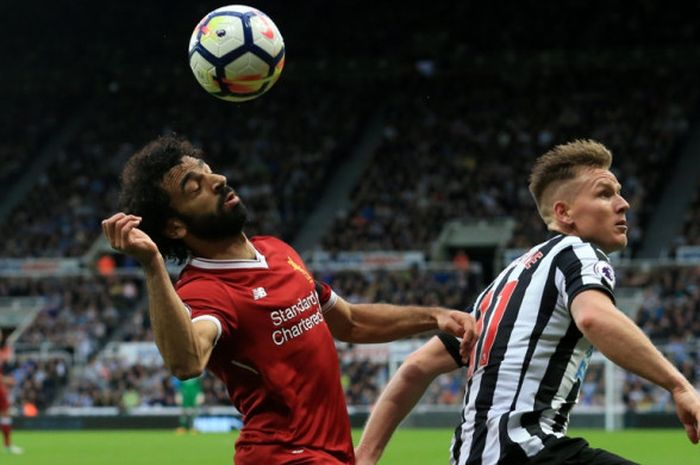 Winger Liverpool FC, Mohamed Salah (kiri), berduel dengan gelandang Newcastle United, Matt Ritchie, dalam laga Liga Inggris di Stadion St. James Park, Newcastle, pada 1 Oktober 2017.