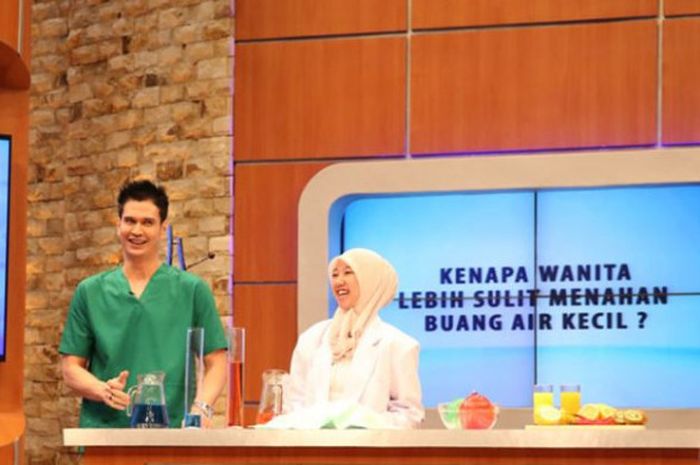 dr. Ryan Thamrin saat membawakan acara talk show kesehatan di sebuah tv nasional