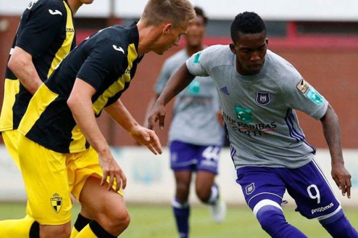 Henry Onyekuru bermain di Liga Belgia musim 2016/2017