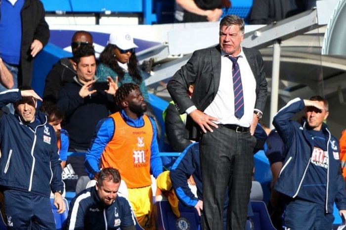 Manajer Crystal Palace, Sam Allardyce, dalam laga Liga Inggris kontra Chelsea di Stamford Bridge, Sabtu (1/4/2017)