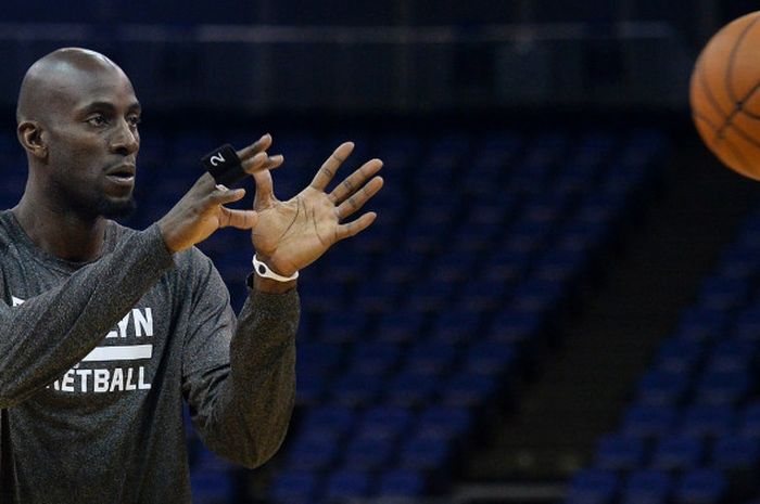 Pebasket Brooklyn Nets, Kevin Garnett, terlihat menjalani latihan jelang laga melawan Atlanta Hawks pada NBA Global Games di 02 Arena, London, Inggris, 15 Januari 2014. 