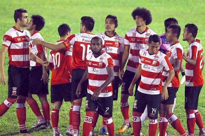 Pemain Madura United saat melawan PS TNI. Skuat Madura United, berada dalam kondisi prima.