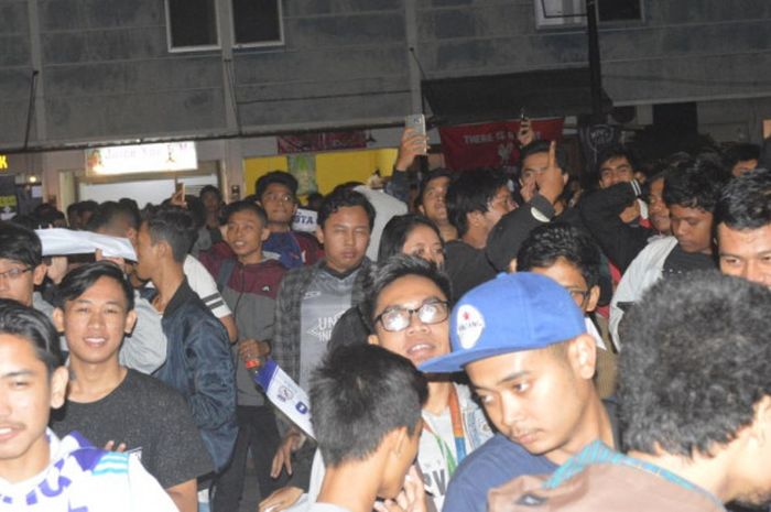 Suporter Real Madrid dan Liverpool saat nonton bareng final Liga Champions di Muara Market, Solo, Minggu (27/5/2018).