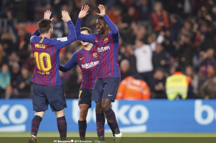 Penyerang FC Barcelona, Ousmane Dembele, merayakan golnya bersama Lionel Messi dalam laga kedua babak 16 besar Copa del Rey melawan Levante di Stadion Camp Nou pada 17 Januari 2019.