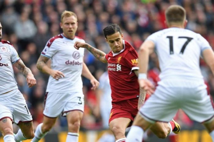 Gelandang serang Liverpool, Philippe Coutinho, dikawal ketat pemain Burnley dalam partai Liga Inggris di Anfield, Liverpool, 16 September 2017.