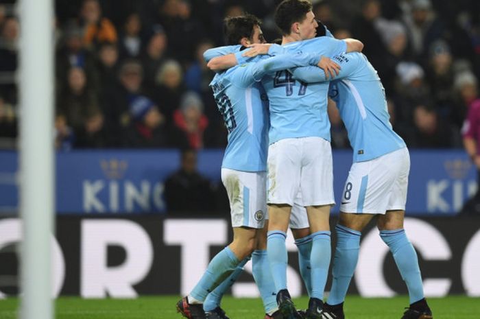 Pemain Manchester City melakukan selebrasi setelah Bernardo Silva mencetak gol ke gawang Leicester City di Stadion King Power, Selasa (19/12/2017) waktu setempat.