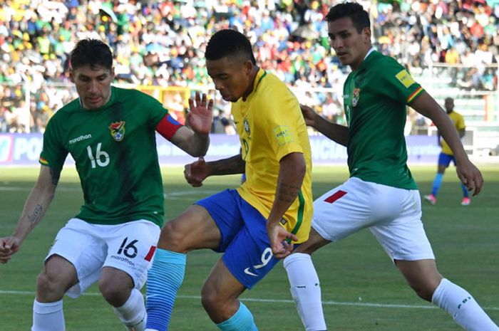 Aksi striker tim nasional Brasil, Gabriel Jesus (tengah), dalam pertandingan babak Kualifikasi Piala Dunia 2018 menghadapi Bolivia di Stadion Hernando Siles, La Paz, Bolivia, pada 5 Oktober 2017.