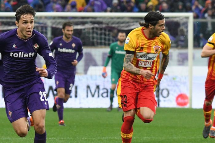 Penyerang Fiorentina, Federico Chiesa (kiri), beraksi dalam laga Liga Italia kontra Benevento di Stadion Artemio Franchi, Florence, 11 Maret 2018.