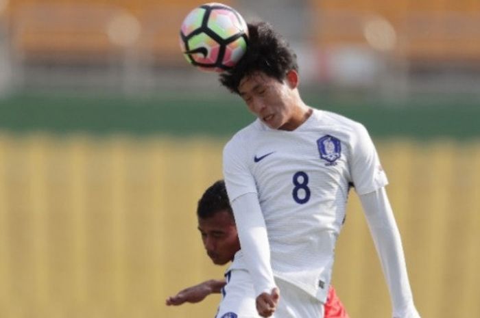 Pemain timnas U-19 Korea Selatan, Jeon Woo-yeong (8) menyundul bola dan mendahului pilar timnas U-19 Timor Leste pada laga Grup F Piala Asia U-19 2018 di Stadion Paju, Senin (6/11/2017).