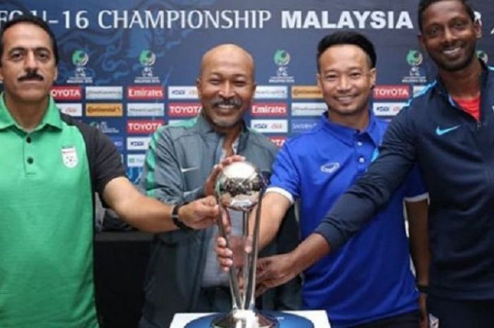 Empat pelatih di Grup C Piala Asia U-16 2018, Abbas Chamanyan dari Iran, Fakhri Husaini dari Indonesia, Vu Hong Viet dari Vietnam, dan Bibiano Fernandes dari India, berfoto sambil memegang trofi usai konferensi pers di Kuala Lumpur, Malaysia, Kamis (20/9/2018).