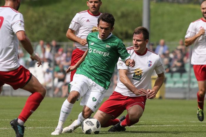  Aksi Egy Maulana Vikri saat membela Lechia Gdansk II melawan Pogon Lebork pada lanjutan kompetisi 4.Ligi di Stadion Miejski Gdansk, pada Rabu (15/8/2018). 