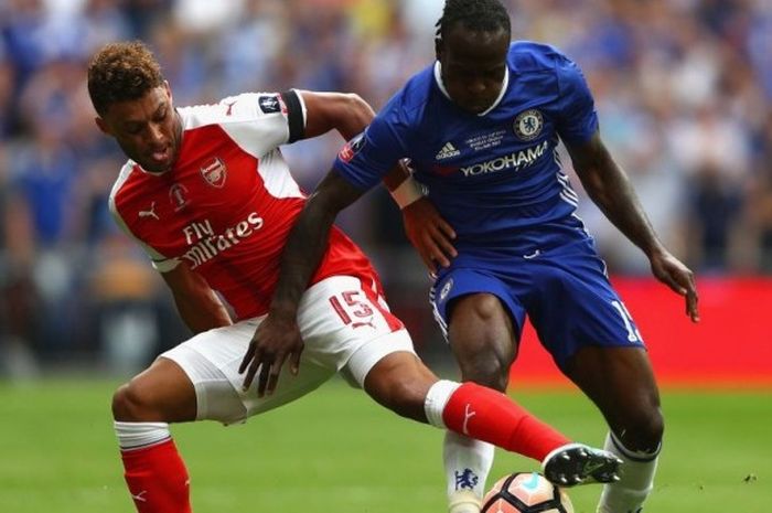 Pemain Arsenal, Alex Oxlade-Chamberlain, berduel dengan pemain Chelsea, Victor Moses,  pada laga final Piala FA di Stadion Wembley, London, Inggris, 27 Mei 2017.