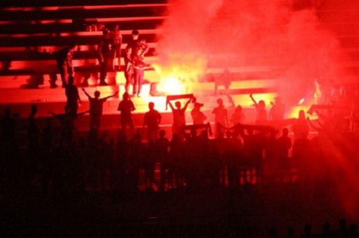 Flare yang dinyalakan oleh suporter PSS Sleman Minggu (1/4/2018). 