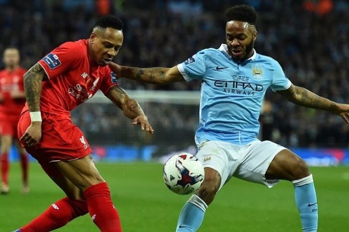 Gelandang Manchester City, Raheem Sterling (kanan), berupaya merebut bola dari bek sayap Liverpool, Nathaniel Clyne, pada laga final Piala Liga Inggris di Stadion Wembley, Minggu (28/2/2016).