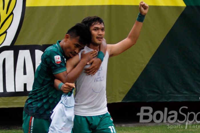 Pemain PSS Sleman, Imam Bagus Kurnia merayakan gol vs PSPS bersama rekannya..