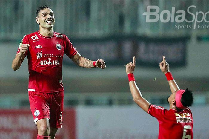  Dua bek Persija Jakarta, Jaimerson da Silva Xavier (kiri) dan Maman Abdurahman merayakan kemenangan timnya atas Persipura pada laga pekan ke-10 Liga 1 2018 diStadion Pakansari, Kabupaten Bogor, Jumat (25/5/2018) Malam. 