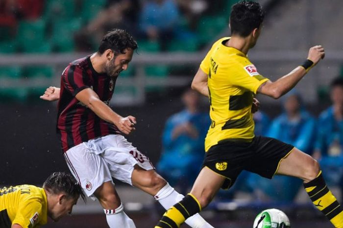 Pemain AC Milan, Hakan Calhanoglu, beraksi pada laga International Champions Cup kontra Dortmund di Guanzhou, China, 17 Juli 2017.