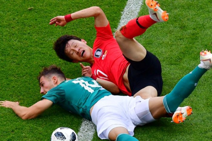 Leon Goretzka (kiri) dan Lee Jae-sung terjatuh dalam perebutan bola pada laga Korea Selatan kontra Jerman dalam partai Piala Dunia 2018 di Kazan Arena, Kazan, 27 Juni 2018.