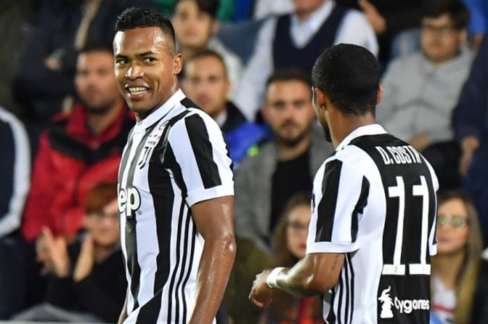 Bek kiri Juventus, Alex Sandro, merayakan golnya bersama Douglas Costa (kanan) dalam laga Liga Italia kontra Crotone di Stadion Ezio Scida, Crotone pada 18 April 2018.