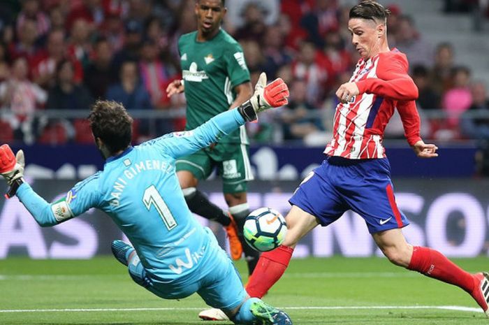 Fernando Torres saat sedang berduel dengan Dani Gimenez pada laga yang mempertemukan Atletico Madrid