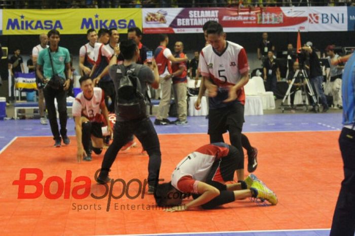 Pevoli Surabaya Bhayangkara Samator, Rivan Nurmulki, melakukan sujud syukur setelah timnya dipastikan jawara Proliga 2018 di GOR Amongrogo, Yogyakarta pada Minggu (15/4/2018).