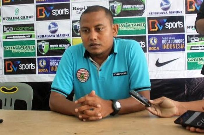 Pelatih Akhyar Ilyas pada momen seusai laga Persiraja untuk musim 2014. 