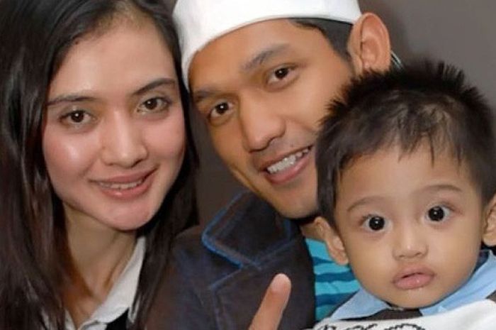 Artis Ibnu Jamil dan Atlet Voli Ade Maya bersama buah hati.