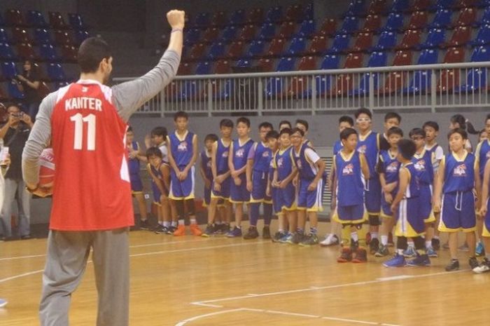 Enes Kanter (kostum merah) memberikan pelatihan kepada anak-anak di BritAma Arena, Jakarta, Kamis (1