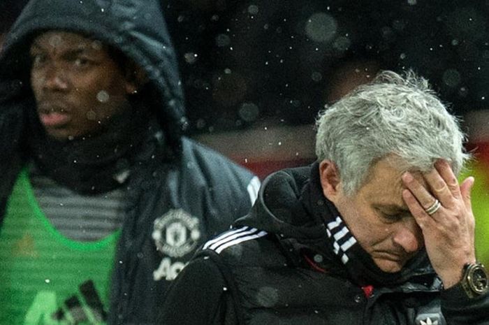 Reaksi Jose Mourinho (kanan) dan Paul Pogba saat meninggalkan lapangan pascalaga Piala FA antara Manchester United lawan Brighton & Hove Albion di Stadion Old Trafford, Manchester, 17 Maret 2018.