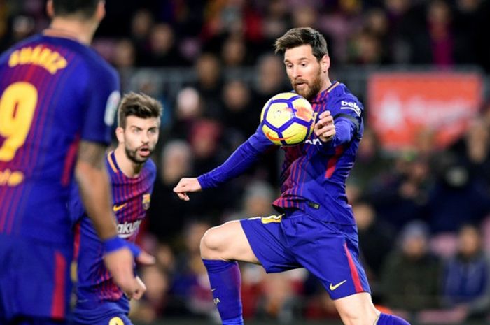 Megabintang FC Barcelona, Lionel Messi, mengontrol bola dalam laga Liga Spanyol kontra Deportivo La Coruna di Stadion Camp Nou, Barcelona, pada 17 Desember 2017.