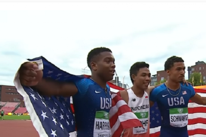 Sprinter muda Indonesia, Lalu Muhammad Zohri (tengah), merayakan kemenangannya pada nomor lari 100 meter Kejuaraan Dunia Atletik U-20 di Tampere, Finlandia, Rabu (11/7/2018).