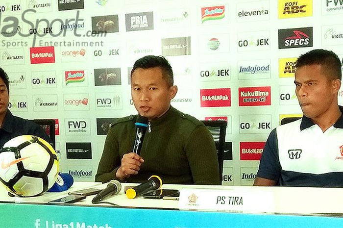  Pelatih PS Tira, Rudy Eka Priyambada, berbicara kepada media saat konferensi pers di Graha Persib, Bandung, Minggu (25/3/2018), jelang melawan Persib dalam laga perdana Liga 1 2018. 