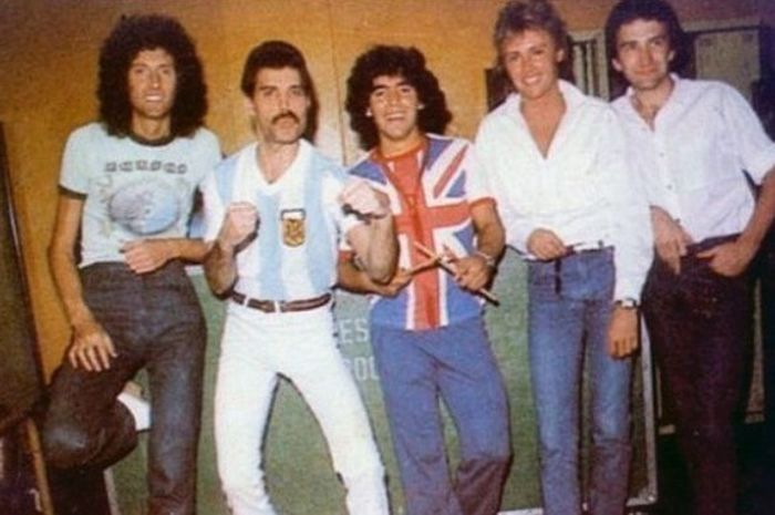 Diego Maradona saat berpose bersama Queen pada 1981