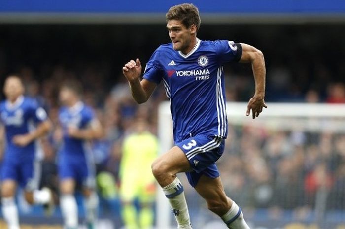 Bek Chelsea, Marcos Alonso, tampil dalam laga Premier League kontra Leicester City di Stadion Stamford Bridge, 15 Oktober 2016.